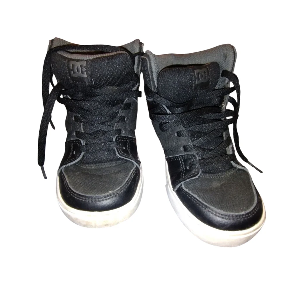 💚 GUC DC Kids Black High-Top Leather Sneakers Size 13